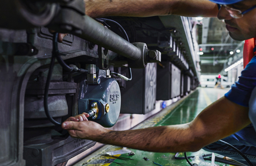 Hệ thống Giám sát Đường ray SKF (SKF Rail Track Monitoring) 3 fig1b the imx rail being installed