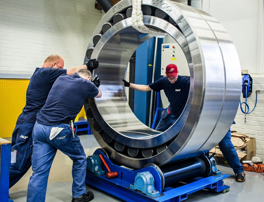 largest spherical roller bearings for the mining industry 2 840x642 1