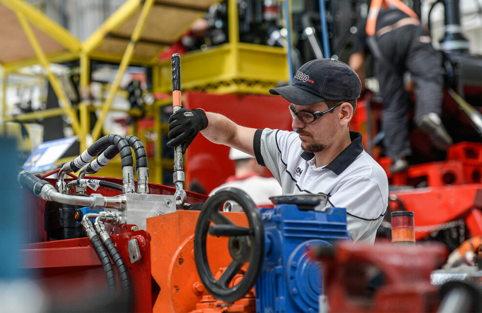 Lắp ráp máy gặt mía