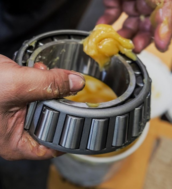 Mỡ bôi trơn chịu nhiệt: Công dụng và ưu điểm nổi bật là gì? 3 Mỡ bôi trơn chịu nhiệt có 3 thành phần chính: Dầu gốc, chất làm đặc và hệ phụ gia