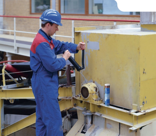 Giới thiệu kỹ thuật súng bơm mỡ SKF – Giải pháp bôi trơn chính xác trong bảo trì công nghiệp 6 Súng bơm mỡ được sử dụng tiện lợi và dễ dàng để bôi trơn các chi tiết máy